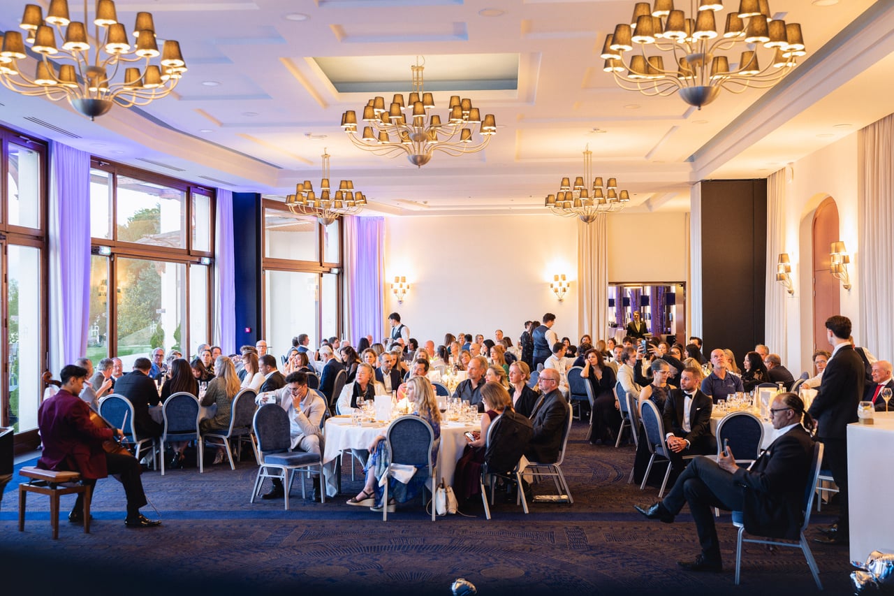 Soirée de gala d'entreprise au bord du Léman, photographiée en direct par Rüdi Welter