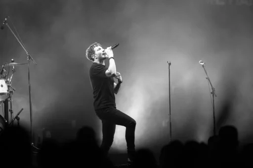 Portrait du chanteur du groupe de musique TELEGRAPH en représentation à Evian les Bains en 2024. Photo du photographe Rüdi Welter. Portrait du chanteur du groupe de musique TELEGRAPH en représentation à Evian les Bains en 2024. Photo du photographe Rüdi Welter.