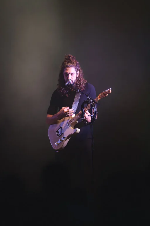 Portrait du guitariste du groupe de musique TELEGRAPH en représentation à Evian les Bains en 2024. Photo du photographe Rüdi Welter. Portrait du guitariste du groupe de musique TELEGRAPH en représentation à Evian les Bains en 2024. Photo du photographe Rüdi Welter.
