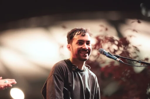 Portrait du batteur du groupe de musique TELEGRAPH en représentation à Evian les Bains en 2024. Photo du photographe Rüdi Welter. Portrait du batteur du groupe de musique TELEGRAPH en représentation à Evian les Bains en 2024. Photo du photographe Rüdi Welter.
