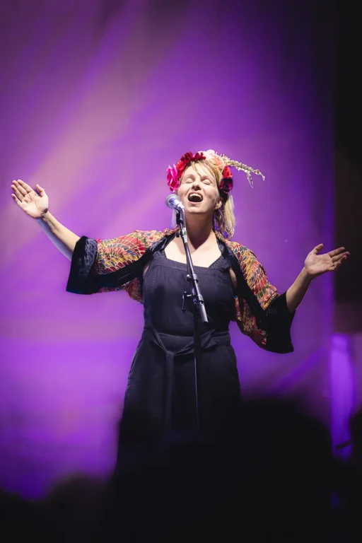 La chanteuse du groupe The Silencer en représentation à Evian les Bains en 2024. Photo du photographe Rüdi Welter. La chanteuse du groupe The Silencer en représentation à Evian les Bains en 2024. Photo du photographe Rüdi Welter.