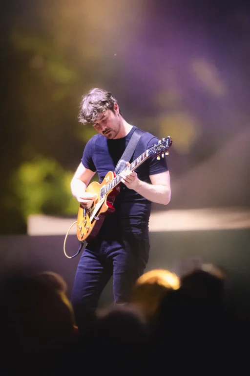 Le guitariste du groupe The Silencer en représentation à Evian les Bains en 2024. Photo du photographe Rüdi Welter. Le guitariste du groupe The Silencer en représentation à Evian les Bains en 2024. Photo du photographe Rüdi Welter.