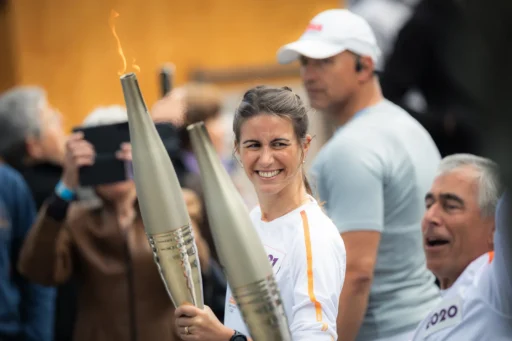 Le relais de la flamme olympique entre deux athlètes lors du passage de la flamme à Evian les Bains. Photo du photographe Rüdi Welter. Le relais de la flamme olympique entre deux athlètes lors du passage de la flamme à Evian les Bains. Photo du photographe Rüdi Welter.
