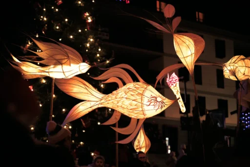 Sculptures illuminées de poisson volant lors de la fête des flottins à Evian les Bains en 2024. Photo du photographe Rüdi Welter. Sculptures illuminées de poisson volant lors de la fête des flottins à Evian les Bains en 2024. Photo du photographe Rüdi Welter.