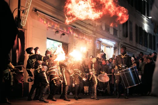 Troupe de cracheurs de feu crachants du feu lors de la fête des flottins à Evian les Bains en 2024. Photo du photographe Rüdi Welter. Troupe de cracheurs de feu crachants du feu lors de la fête des flottins à Evian les Bains en 2024. Photo du photographe Rüdi Welter.
