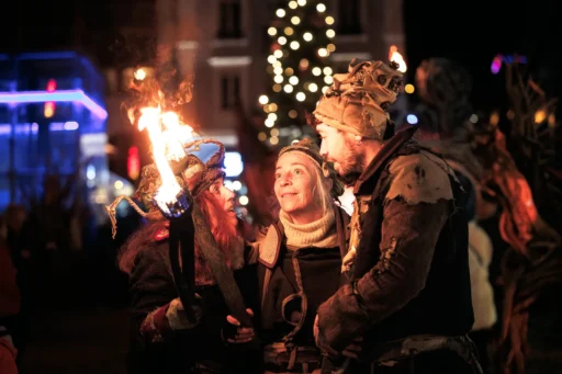 Un groupe de flottins discutants lors de la fête des flotins à Evian les Bains en 2024. Photo du photographe Rüdi Welter. Un groupe de flottins discutants lors de la fête des flotins à Evian les Bains en 2024. Photo du photographe Rüdi Welter.