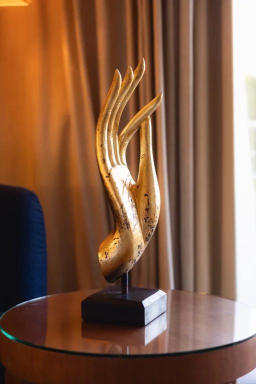 Photo d'une sculpture dans une chambre de l'hotel Hilton à Evian. Photo du photographe Rüdi Welter. Photo d'une sculpture dans une chambre de l'hotel Hilton à Evian. Photo du photographe Rüdi Welter.