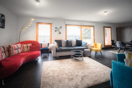 Photo immobilière d'un salon dans un appartement à Amphion les Bains. Photo du photographe Rüdi Welter. Photo immobilière d'un salon dans un appartement à Amphion les Bains. Photo du photographe Rüdi Welter.