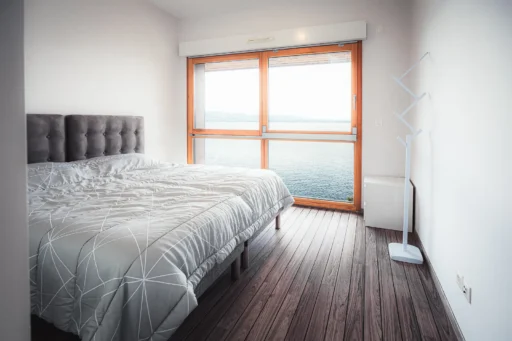 Photo immobilière d'une chambre avec vue sur le lac léman. Photo du photographe Rüdi Welter. Photo immobilière d'une chambre avec vue sur le lac léman. Photo du photographe Rüdi Welter.