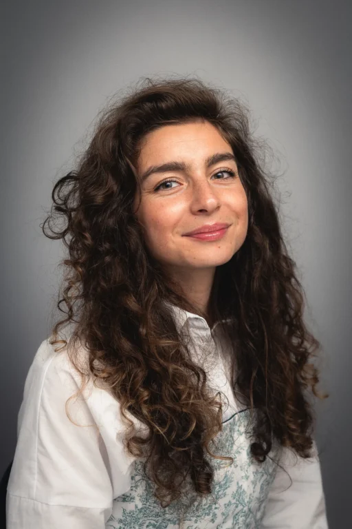 Portrait d'une femme lors d'une séance à domicile. Photo du photographe Rüdi Welter. Portrait d'une femme lors d'une séance à domicile. Photo du photographe Rüdi Welter.
