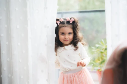 Portrait d'une fille devant une fenêtre lors d'une séance à domicile. Photo du photographe Rüdi Welter. Portrait d'une fille devant une fenêtre lors d'une séance à domicile. Photo du photographe Rüdi Welter.