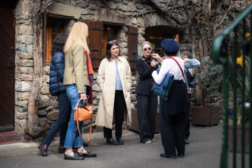 Famille écoutant les explications d'un guide lors d'une visite guidée du village médiéval d'Yvoire. Photo du photographe Rüdi Welter. Famille écoutant les explications d'un guide lors d'une visite guidée du village médiéval d'Yvoire. Photo du photographe Rüdi Welter.