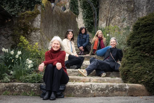 Famille posant sur des escaliers du village médiéval d'Yvoire. Photo du photographe Rüdi Welter. Famille posant sur des escaliers du village médiéval d'Yvoire. Photo du photographe Rüdi Welter.