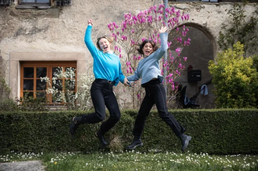 Deux soeurs sautants de joie dans un jardin à Yvoire. Photo du photographe Rüdi Welter. Deux soeurs sautants de joie dans un jardin à Yvoire. Photo du photographe Rüdi Welter.