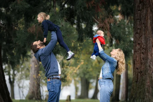 Photo d'une famille lançant leurs enfants en l'air dans un parc à Amphion les Bains. Photo du photographe Rüdi Welter. Photo d'une famille lançant leurs enfants en l'air dans un parc à Amphion les Bains. Photo du photographe Rüdi Welter.