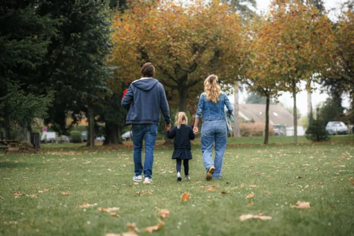 Photo d'une famille de dos se tenant la main dans un parc à Amphion les Bains. Photo du photographe Rüdi Welter. Photo d'une famille de dos se tenant la main dans un parc à Amphion les Bains. Photo du photographe Rüdi Welter.