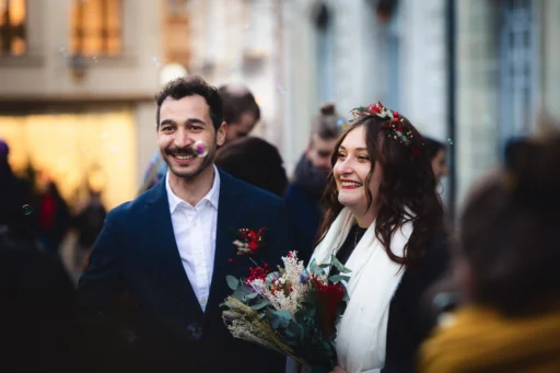 Couple de mariés qui sortent de la cérémonie à la mairie. Couple de mariés qui sortent de la cérémonie à la mairie.